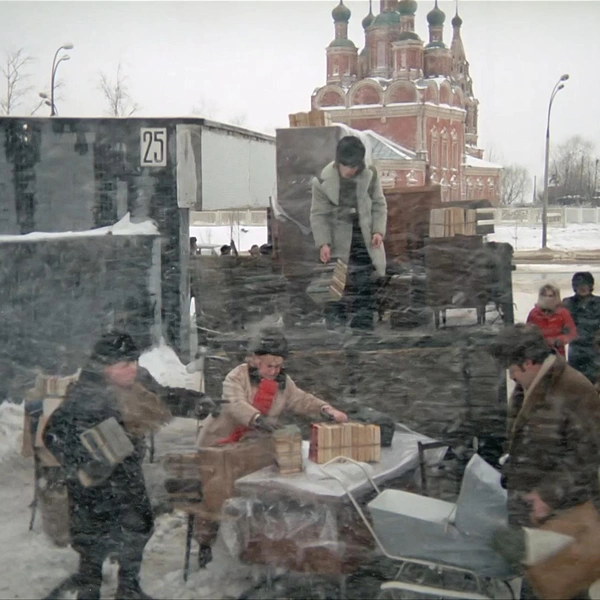 Подъезд дома Жени, на заднем плане виден храм | Источник: кадр из фильма «Ирония судьбы, или С лёгким паром!» (1976), Мосфильм