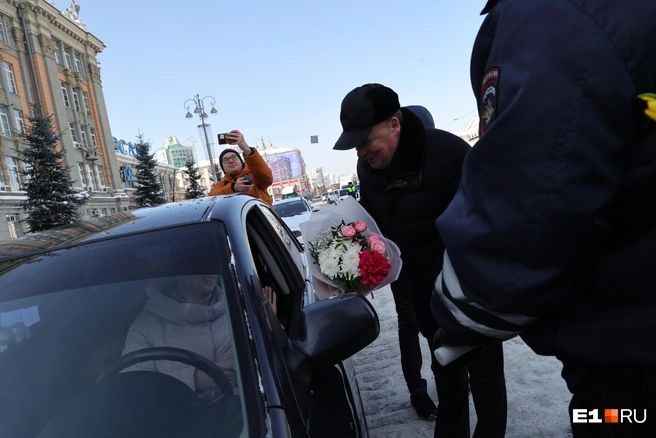 Несколько женщин получили цветы от главы города | Источник: Елена Ельцова / E1.RU