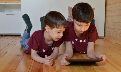 Телефон, планшет, интерактивная доска: как школьникам сохранить зрение среди обилия гаджетов. Инструкция Роспотребнадзора
