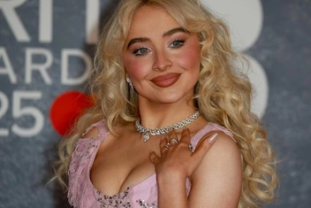 «Полторашка с жирными щиколотками»: почему певица Сабрина Карпентер попала под шквал критики из-за своей внешности