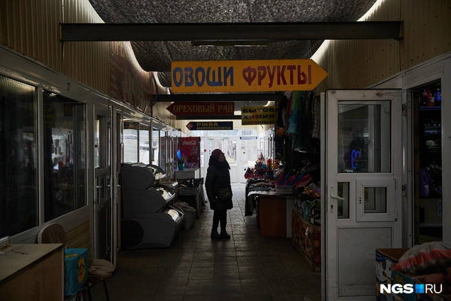 Покупатели на мини-рынке в основном постоянные | Источник: Александр Ощепков / NGS.RU