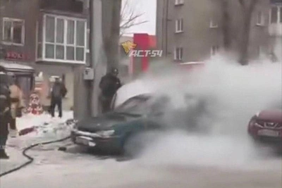 Машина загорелась на улице Гоголя в Новосибирске