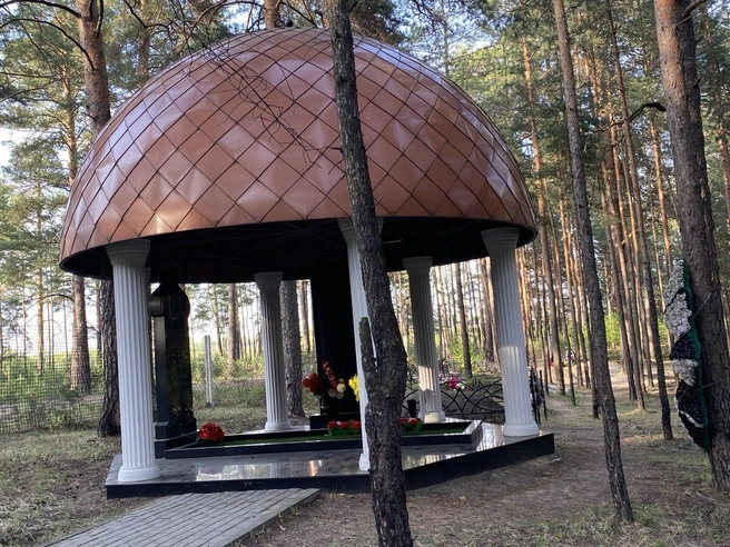 Могила, а точнее целый мемориальный комплекс располагается около одного из входов на кладбище | Источник: Ирина Господаренко / NGS22.RU