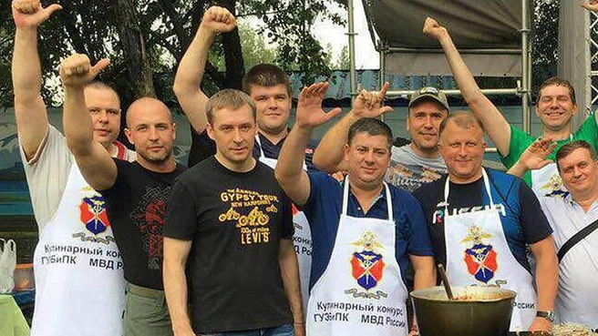 Скандал вокруг Дмитрия Захарченко (крайний слева в нижнем ряду) спровоцировал проверку в управлении, под нее также попал и Андрей Курносенко (крайний справа) | Источник: мвд.рф