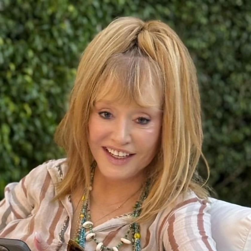 Свет не так упал или пластика подвела? Алла Пугачева с пугающим лицом разрешила весну