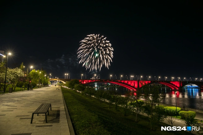...но салют было видно даже из Солнечного | Источник: Артем Ленц / NGS24.RU