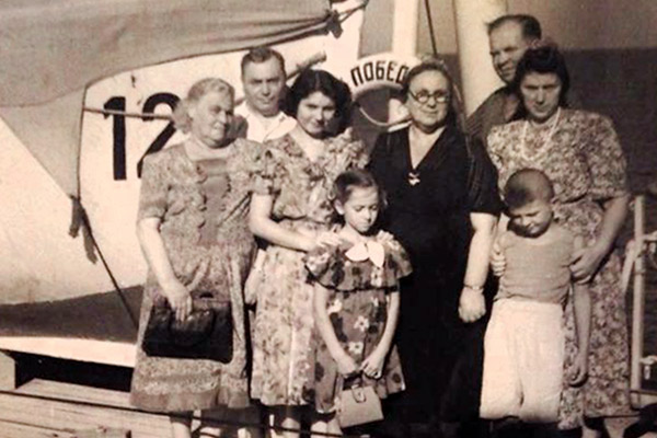 8-летний Илья Олейников с родителями (справа) и тетя Элла (третья слева), прощание в порту, 1955 год