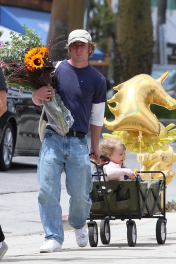Человек-мем: Джереми Аллен-Уайт прокатил дочерей в коляске | marieclaire.ru
