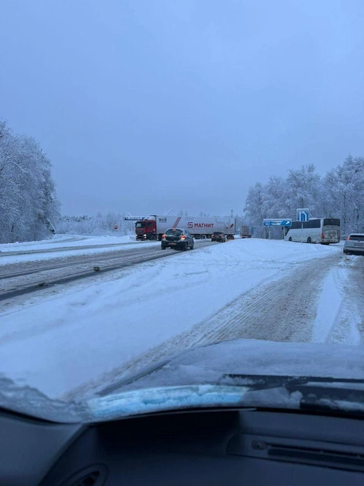 Фуру развернуло из-за непогоды | Источник: auto_nino52 / t.me