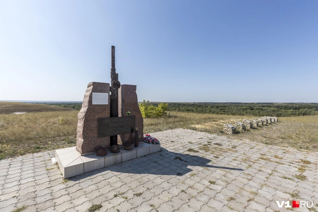 Мемориал на шукшинском утесе в Клетском районе | Источник: Константин Завриков / V1.RU