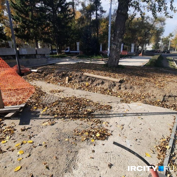 Вся площадь завалена листьями, мусором и землей | Источник: Виктор Лучкин / «ИрСити»