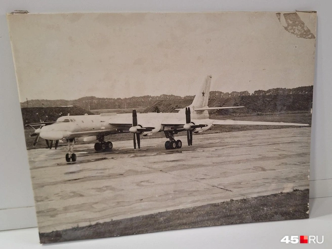 В рабочем кабинете Андрея Никитина фотография самолета ТУ-95, на котором он летал штурманом | Источник: Александр Лисихин / 45.RU 
