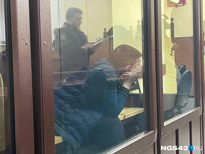 Джейхун Байрам оглы Велиев прячет лицо от камер | Источник: Лера Гордецкая / NGS42.RU