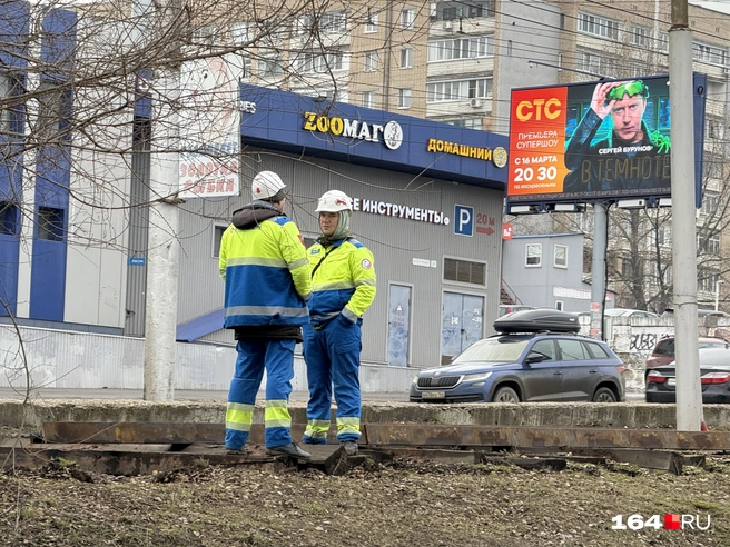 Сотрудников подрядной организации более высокого ранга можно узнать по униформе с гербами Москвы на рукавах | Источник: Сергей Петунин / 164.RU