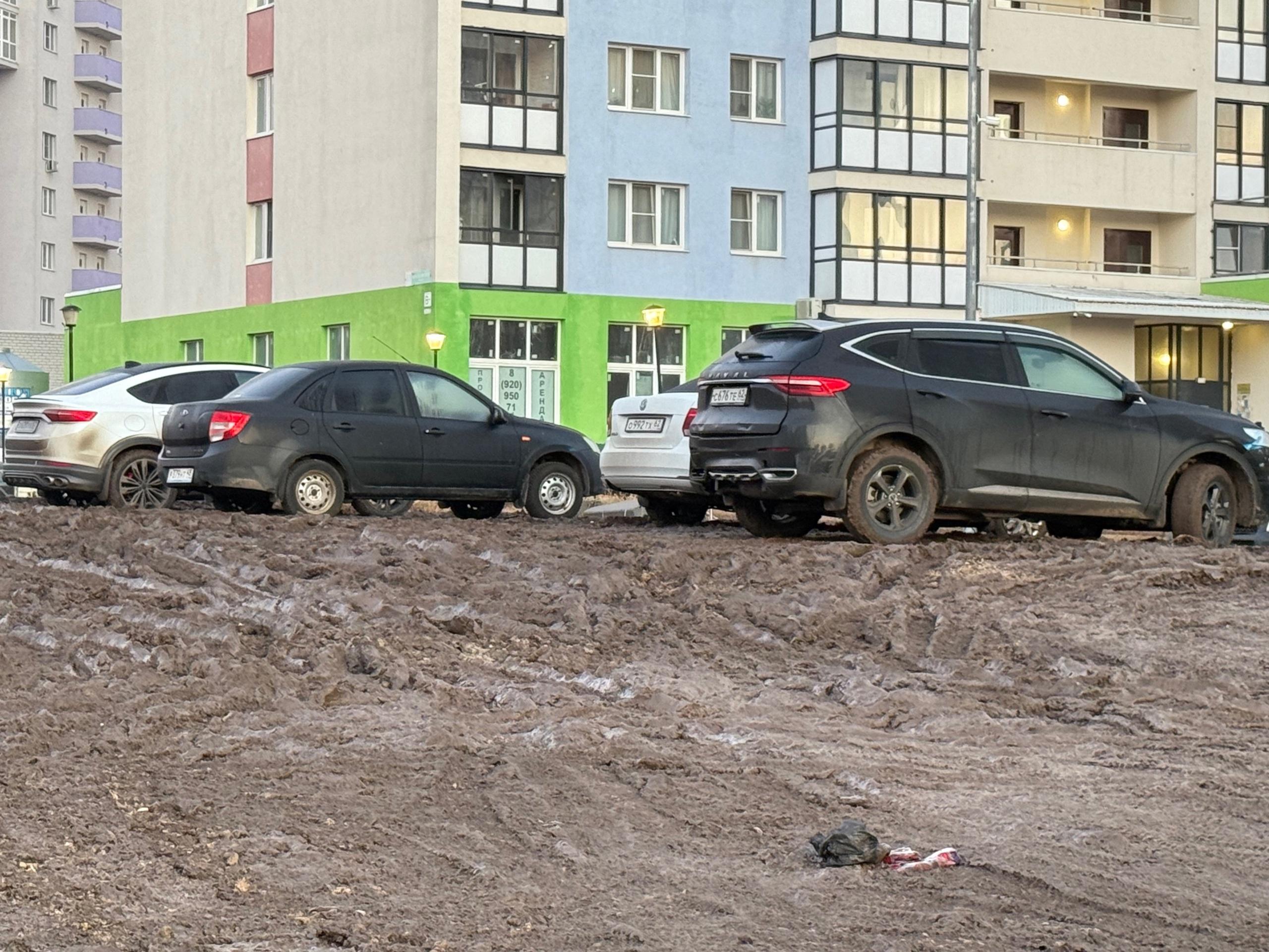 Рязанцев шокировала парковка возле ЖК «Вертикаль»