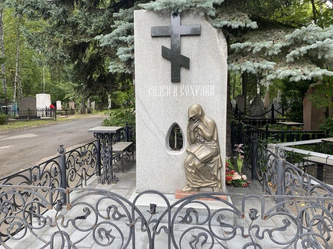 Могила огорожена очень красивой оградкой | Источник: Ирина Господаренко / NGS22.RU