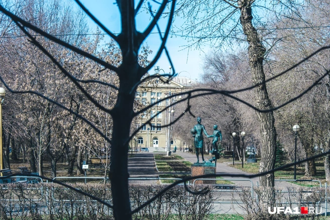 Скверы и памятники встречаются достаточно часто. Это, например, памятник «Учителю» | Источник: Булат Салихов