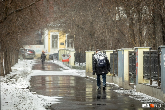 Синоптики предупреждали, что зима не собирается сдавать позиции | Источник: Владислав Лоншаков / E1.RU 