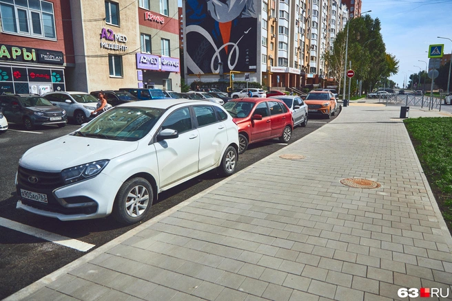 Щедрые парковочные места — на полтора автомобиля | Источник: Роман Данилкин / 63.RU