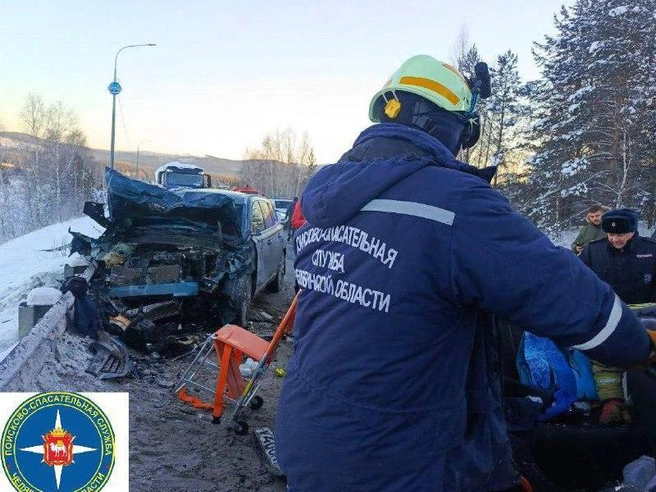 Спасатели извлекали тела погибших из повреждённого автомобиля. | Источник: Поисково-спасательная служба Челябинской области