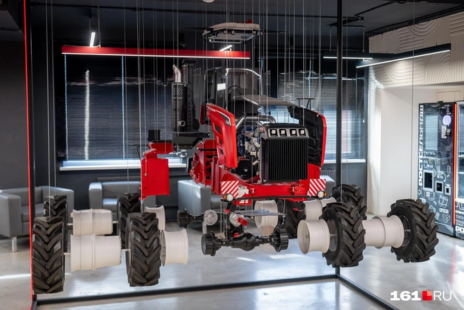 Местные называют этот арт-объект «Взрыв трактора» | Источник: Евгений Вдовин / 161.RU