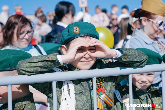 Многих из ребят нарядили в военную форму | Источник: Даниил Пономаренко / MGORSK.RU