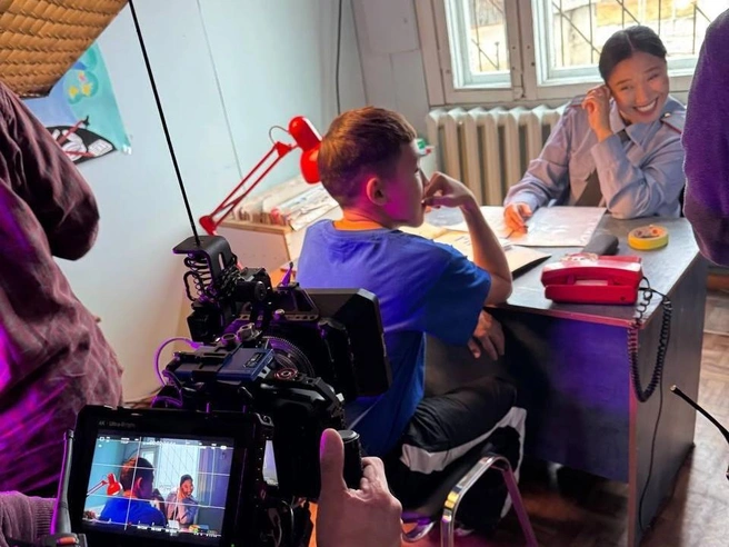 Эрхан Слепцов и Ильяна Павлова в перерывах между съемок | Источник: Дьулусхан Андросов