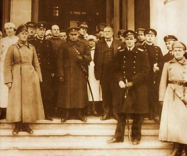 Еще одно фото возле Успенского собора | Источник: mikhael_mark / livejournal.com