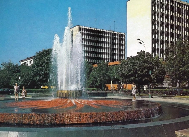 Φoнтaн нa улице Крaснoй, 1982 год  | Источник: В. Панов / pastvu.com