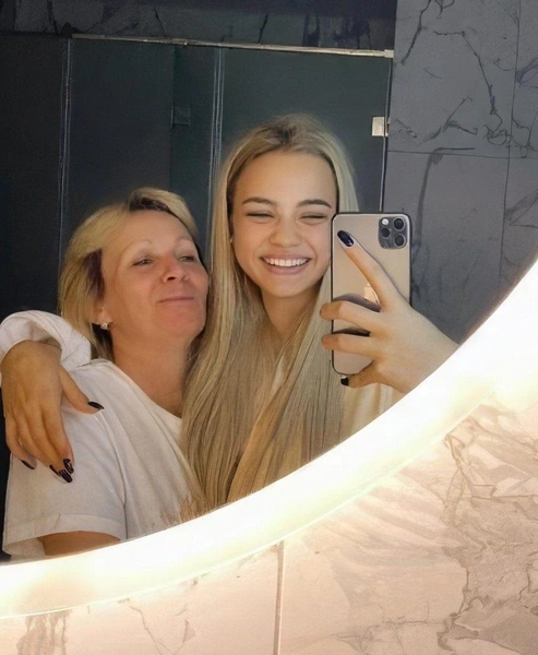 Валя Карнавал с матерью