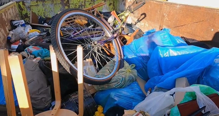 «Начиналось всё невинно». 80-летний польский пенсионер до предела захламил квартиру и стал ночевать в своей старенькой машине