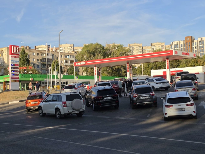 Очередь в 6 часов утра к АЗС на улице Пархоменко | Источник: Константин Завриков / V1.RU