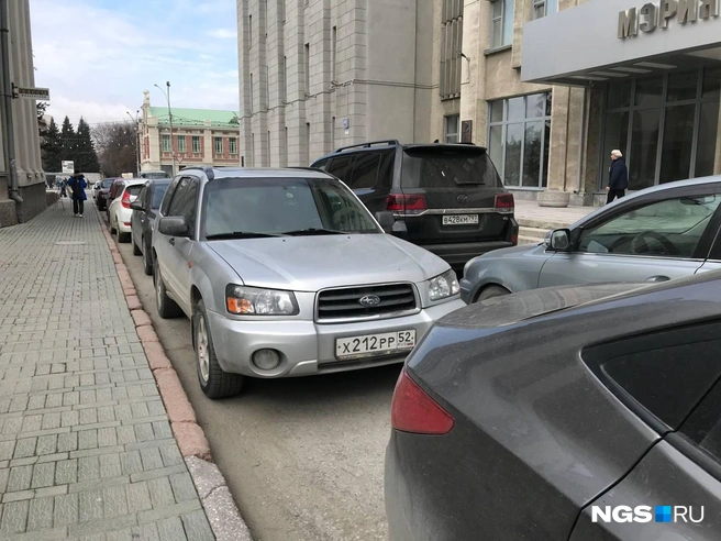 Водитель черного джипа поставил машину к входу в мэрию ближе всех | Источник: Павел Тиунов