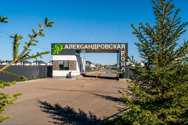 Жителей поселка и их гостей встречает красивая въездная зона | Источник: Коттеджный поселок «Александровская роща»