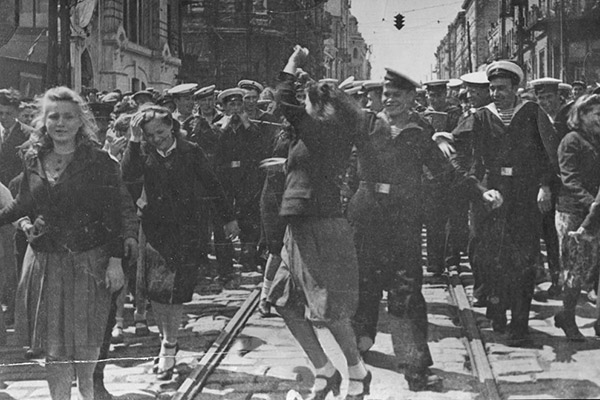 Редкие снимки 9 мая 1945 года: мы запомним победителей такими