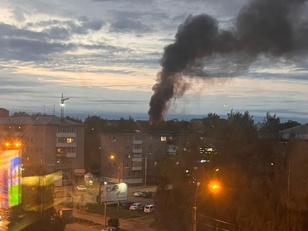 Жители Архангельска заметили над городом столб дыма. Что происходит