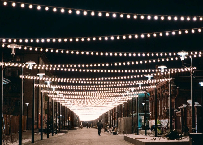 На пешеходной улице с гирляндой прогуливать гораздо атмосфернее | Источник: Администрация Тюмени