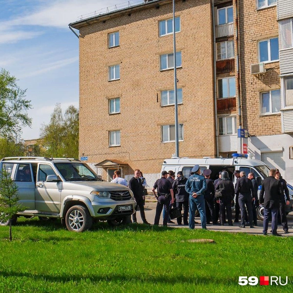 Люди в гражданском и полиция толпятся у микроавтобуса | Источник: Тимофей Калмаков / 59.RU