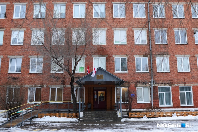 У входа в школу | Источник: Евгений Софийчук / NGS55.RU