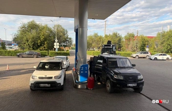 Приезжают и обычные легковушки | Источник: Николай Сальников / 56.RU