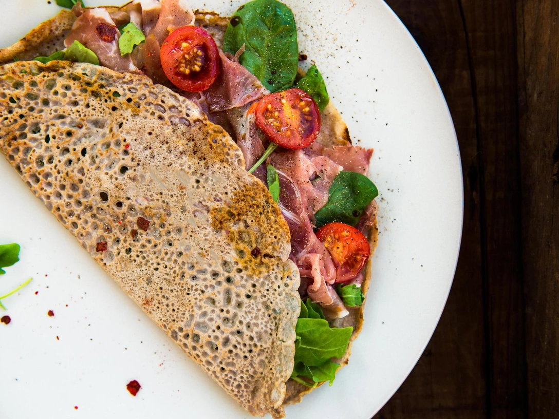 Гречневые блинчики с яйцом, ветчиной и сыром: этот рецепт удивит вас своей простотой | marieclaire.ru