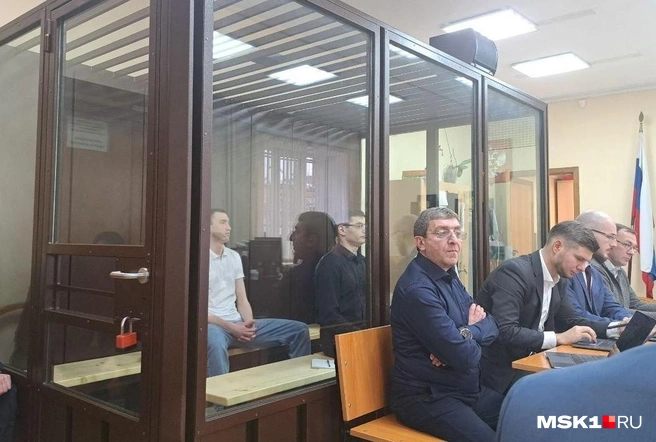 На фото четверо обвиняемых в нанесении тяжких телесных  | Источник: Арина Майорова / MSK1.RU