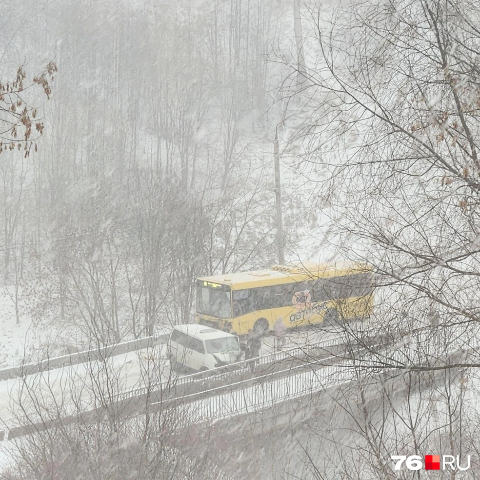 Автомобиль развернуло поперек дороги | Источник: читатель 76.RU