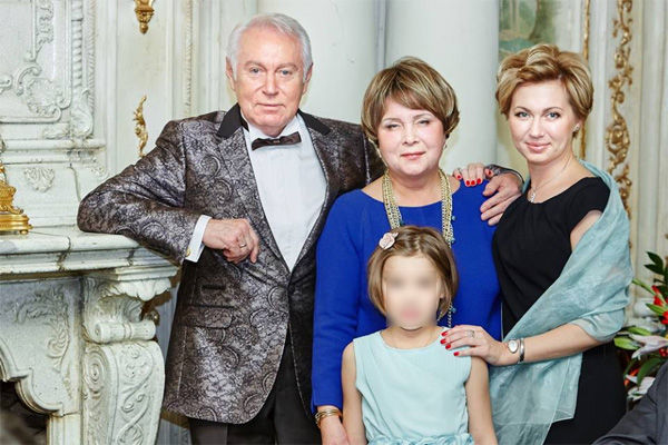 Ирина Володина (на фото крайняя справа) на юбилее отца