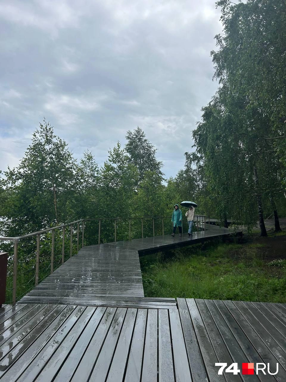 Основная часть прогулочного маршрута, а именно тропа вдоль озера, представляет собой тот самый «парящий путь». Его можно пройти до конца, но мы советуем свернуть в сторону вершины горы | Источник: Татьяна Стриганова