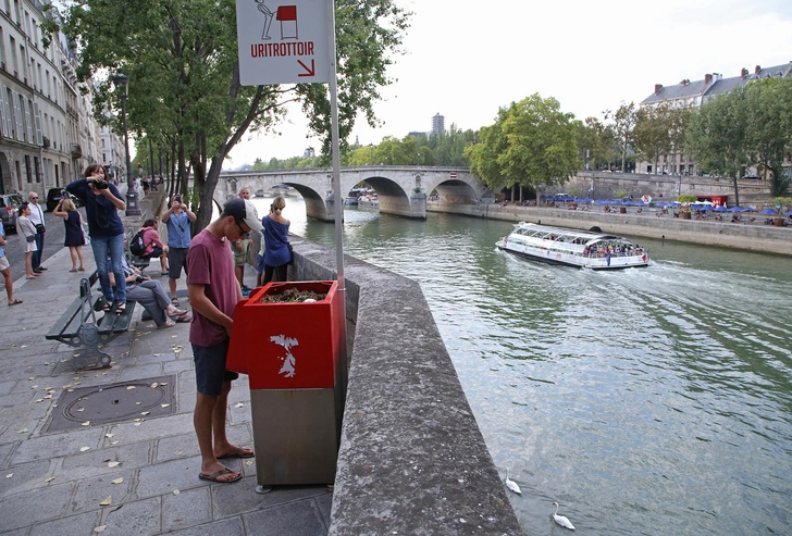 Спорные общественные писсуары под открытым небом на острове Сен-Луи в Париже, 16 августа 2018 г. | Источник: DAVID SILPA