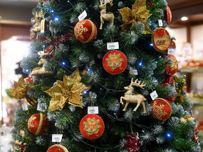 Новогодние украшения обычно дорожают в декабре | Источник: Артем Устюжанин / E1.RU