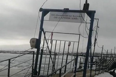 Жители острова Сарпинского жалуются на опасную дорогу до пристани