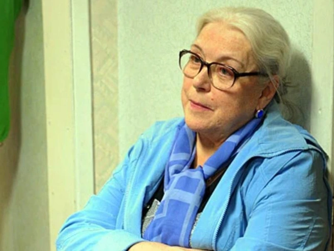 Рядом с Лидией Федосеевой-Шукшиной в больнице постоянно находится младшая дочь | Источник: кадр из телесериала «Сердце матери» (16+), реж. Илья Максимов, StarMedia, 2010 год