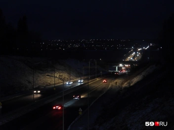 Все фонари горят только на новой части Чусовского моста | Источник: Кирилл Хафизов / 59.RU